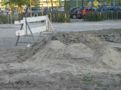het vervelende is nog wel, dat de wegen ook nog eens gezellig worden gesloten.