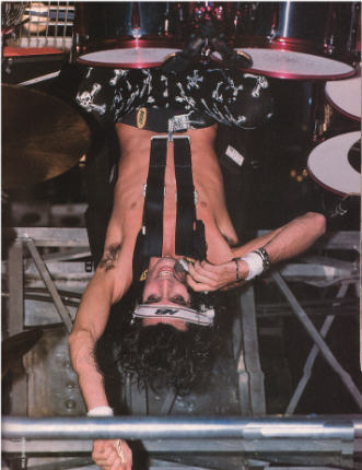 Tommy op de kop tijdens zn drumsolo!! =p