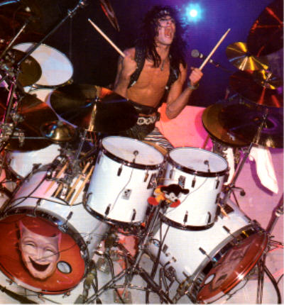 Tommy aan t drumme tydens de Theatre of Pain tour;)