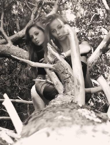 Elise & Lukaa ;in de boom