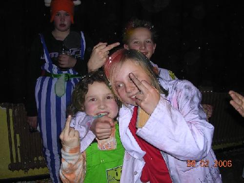 dit is kiim met een meisje uit haar voetbal team!!!
