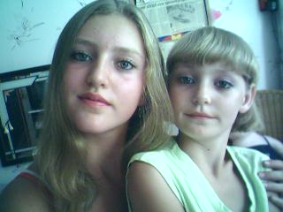 Ik en mijn zus (toen ze nog geen gothic was). =P