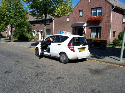 En opeens staat er een lesauto voor de deur..